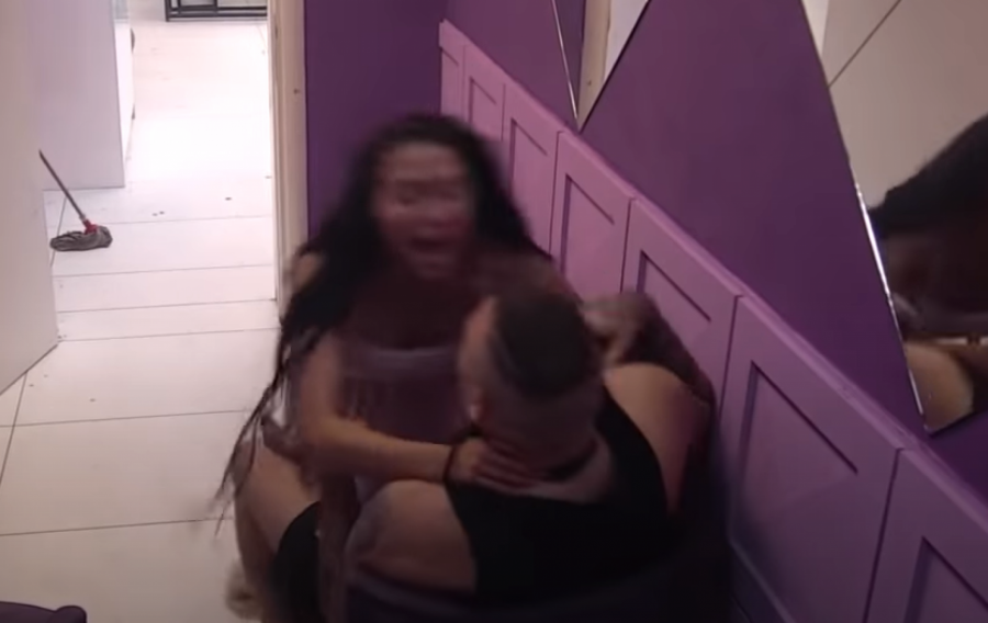 MAJA PRETUKLA CARA Ovako ne bije nijedan muškarac, Marinkovićka skočila na Filipa i dvojica nisu mogla da je skinu s njega! (VIDEO)