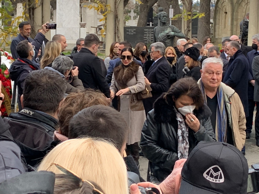 CECA ČVRSTO ZAGRLILA ANU Ražnatovićka stigla na Mrkinu sahranu! (VIDEO)