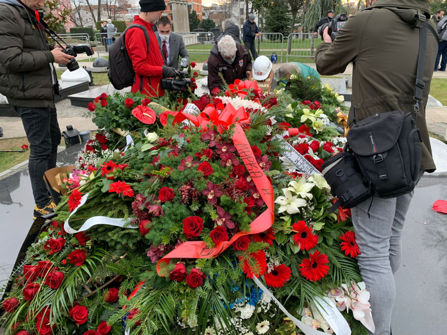 SAHRANJEN MRKA Ana Bekuta se potpuno slomljena zauvek oprostila od svoje najveće ljubavi, pesma kojom je ispraćen razara dušu