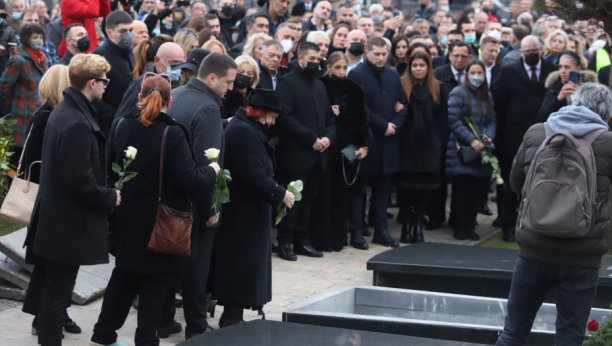 ČETIRI PREDSEDNIKA SE OPROSTILA OD MRKONJIĆA Evo ko je još od bivših visokih funkcionera bio na Mrkinoj sahrani