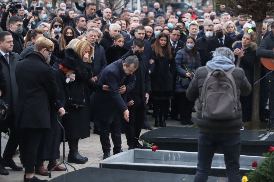 ČETIRI PREDSEDNIKA SE OPROSTILA OD MRKONJIĆA Evo ko je još od bivših visokih funkcionera bio na Mrkinoj sahrani