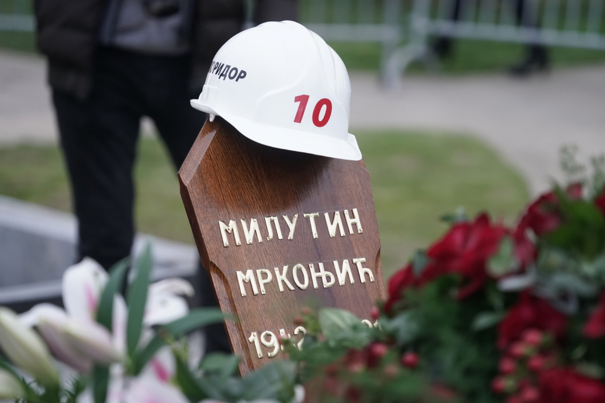 SAHRANJEN MILUTIN MRKONJIĆ Potresan ispraćaj uz harmoniku, grobljem odzvanjala pesma 