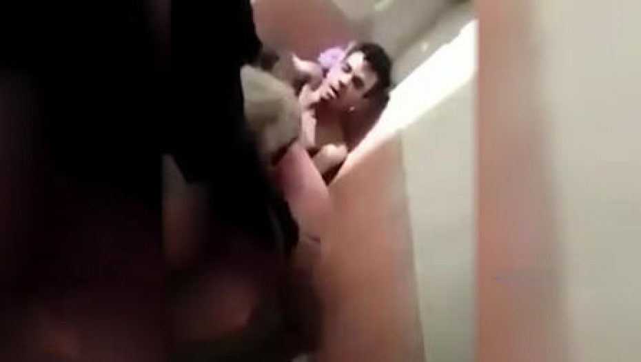 BIZARNO HAPŠENJE NARKO-DILERA Policajci upali u kupatilo, a onda su ga zatekli u šok situaciji (VIDEO)