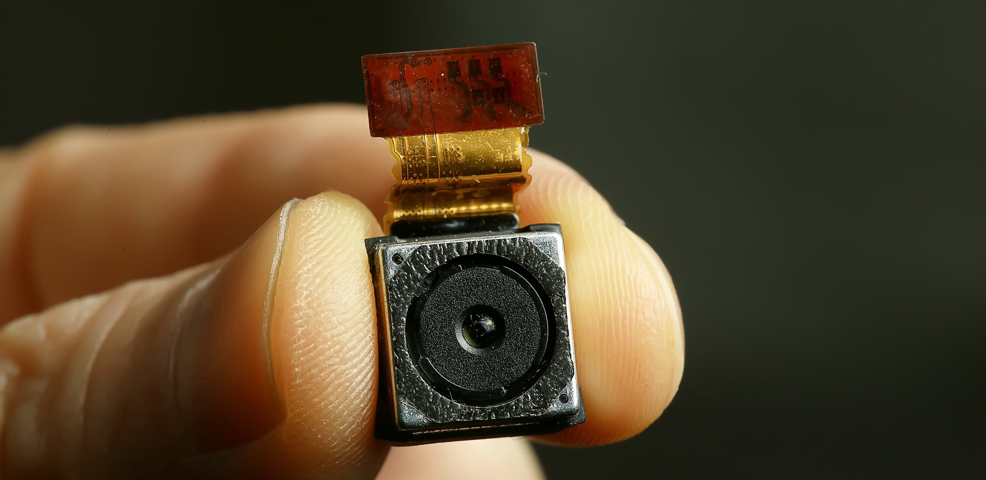 NEVEROVATNO - OPREMA TAJNIH AGENATA?! Najmanja kamera na svetu veličine zrna soli