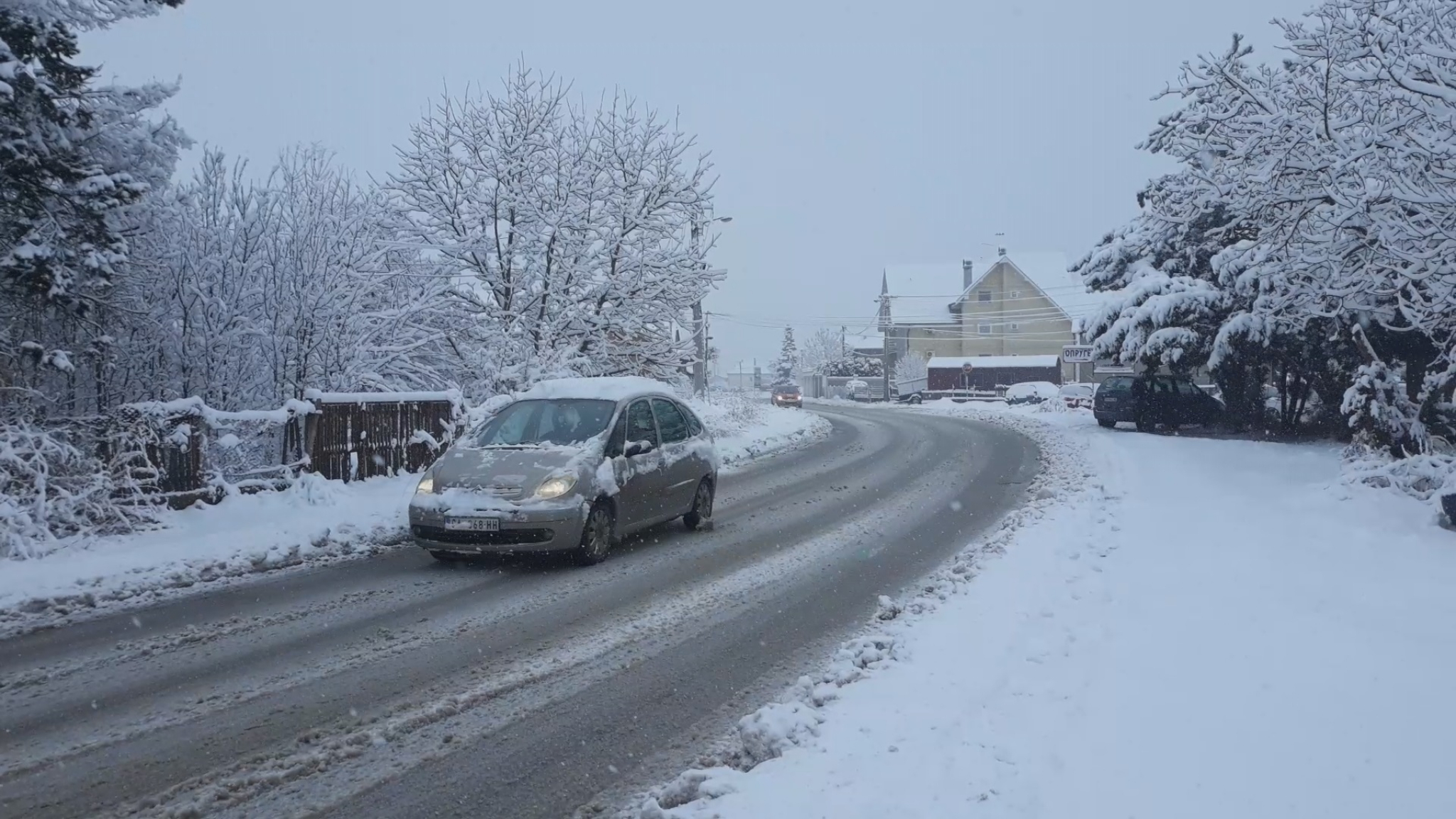 SAVETI KOJI MOGU DA VAM SPASU ŽIVOT 80% vozača ne zna da vozi po snegu, najbitnije je da ne kočite naglo!