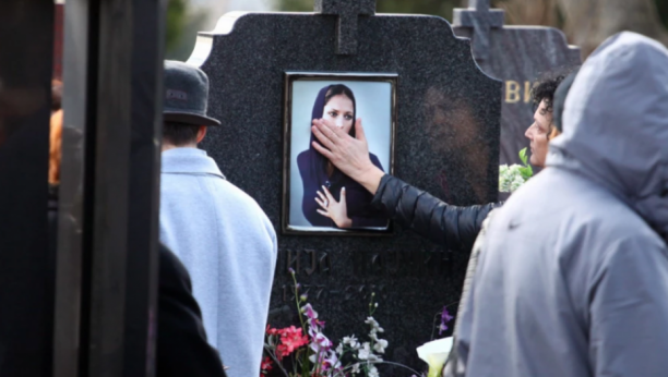 ZVALI SU JE FATALNA BEOGRAĐANKA I UBIJENA JE PRE 10 GODINA Pevačica bi danas napunila 44 godine, a niko na nju nije ostajao ravnodušan!