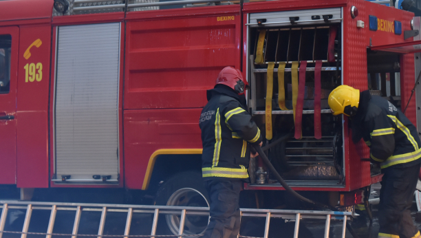 GORI AUTOBUS U KRUŠEVCU Vatrogasci pokušali da obuzdaju vatrenu stihiju protivpožarnim aparatom (VIDEO)