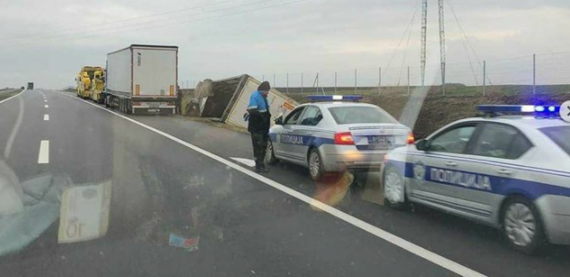 KAMION SLETEO U JARAK KOD FEKETIĆA: Zaustavna traka zatvorena!