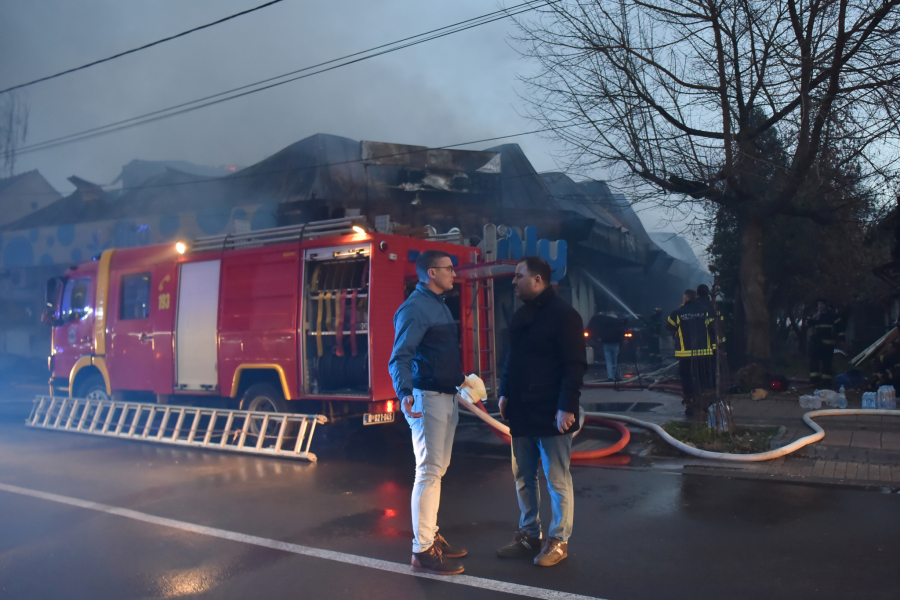 ČOVEK BIO VAN SEBE Suprug lekar gledao kako gori tržni centar u kom mu radi žena!