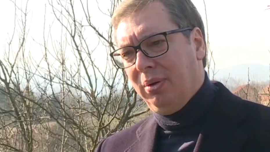 DOČEKAN GROMOGLASNIM APLAUZOM Predsednik Vučić došao u Gornje Nedeljice da reši probleme nezadovoljniih građana!