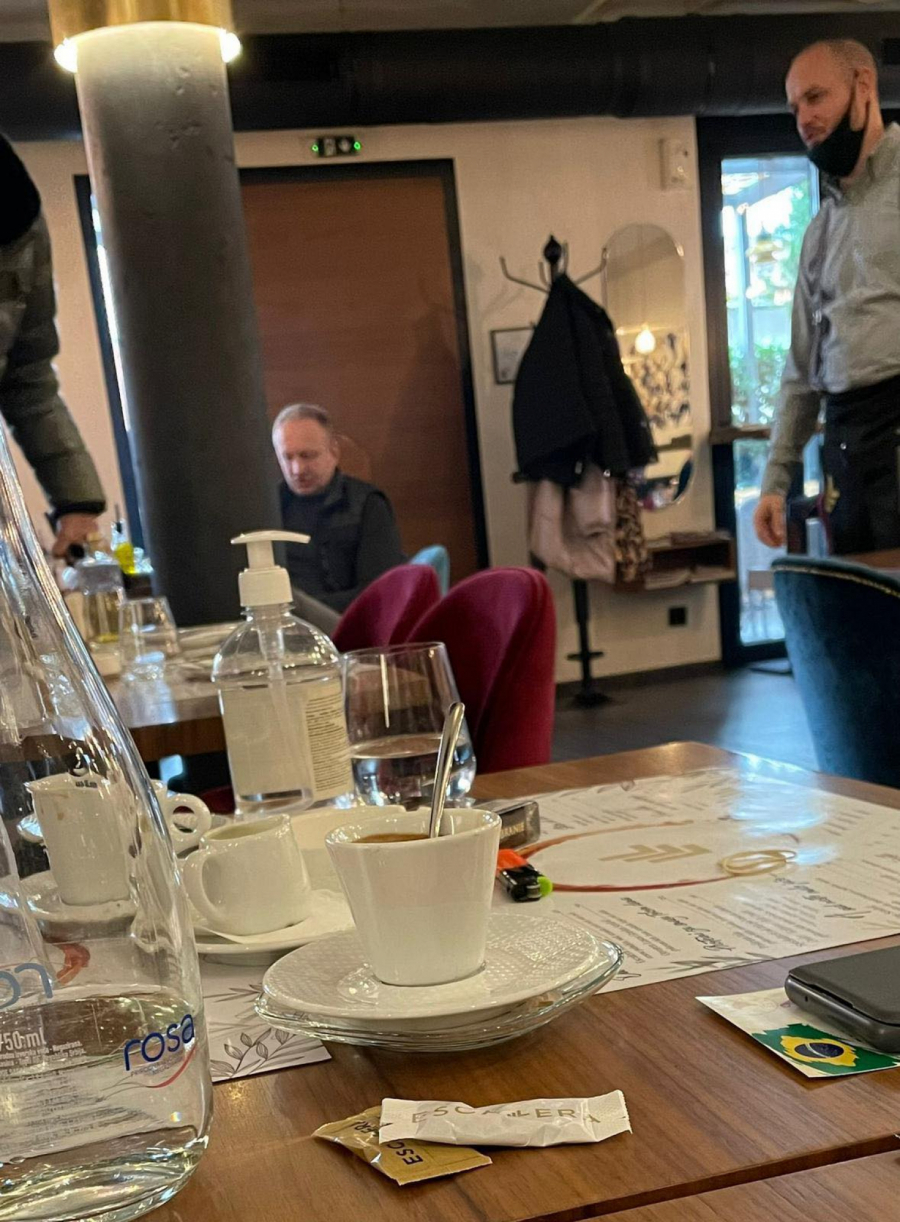 PRAVA SLIKA OPOZICIJE: Dok Vučić rešava probleme, Đilas uživa u kafiću (FOTO)