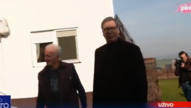 ĐILASU I FEJK EKOLOZIMA PAO MRAK NA OČI Vučić obilazi narod, a domaćin mu dovikuje: Bog nam je dao da imamo takvog predsednika!