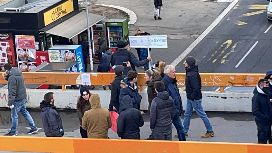 Lažni ekolozi protestuju uz unučiće votke i vinjaka (FOTO)