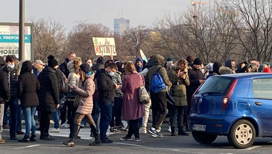 JA NE ZNAM KO ŠTA LOMI, SAMO ZNAM DA PO ŽENU I DECU NEĆU DOĆI NA VREME Beograđanin očajno govori šta mu se dešava