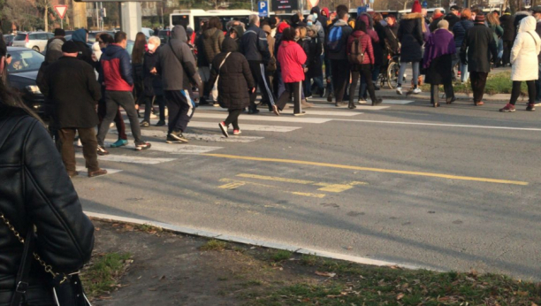 SRAMOTA! Lažni ekolozi kamenovali autobus u Železniku!