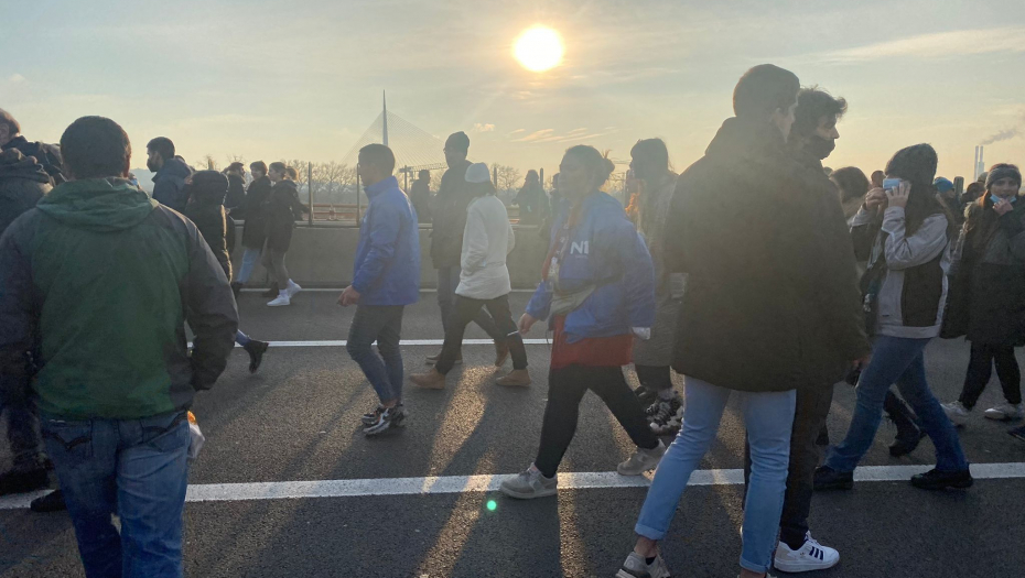 RULJA MALTRETIRA MAJKU DETETA KOJE MORA KOD LEKARA Nemilosrdni huligani joj nisu dali da prođe! (VIDEO)