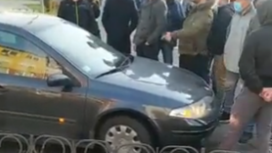 BACAJU BAKLJE LJUDIMA NA KOLA Totalno ponižavanje poštenog naroda (VIDEO)