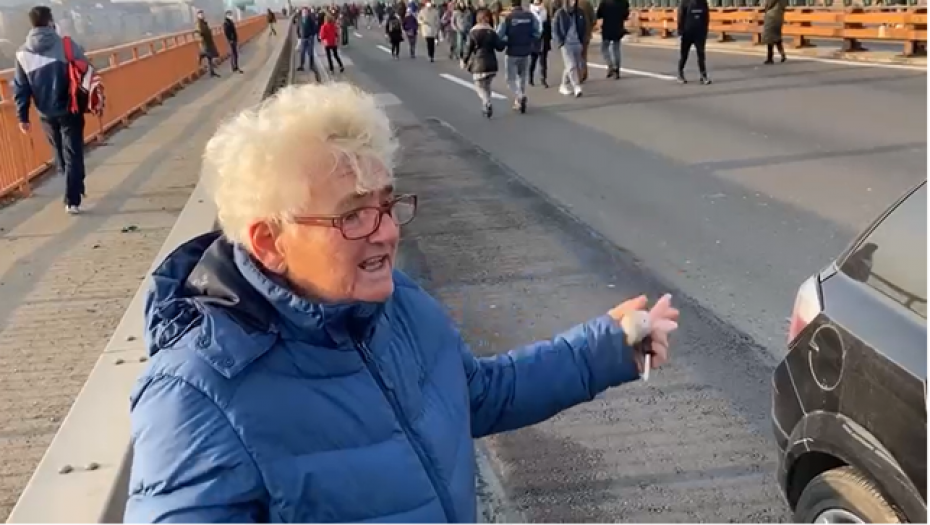 OVA BRUKA ĆE SE PAMTITI! Očajna baka moli da je puste da popije lek, okupljeni uzvikuju "baba, ne se*i!" (VIDEO)