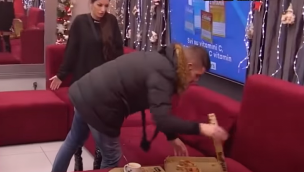 GRUJA LJUBOMORIŠE MIMI Poludeo zbog njenog razgovora sa Nevenom, ona trčala za njim po dnevnoj sobi kako bi razgovarali