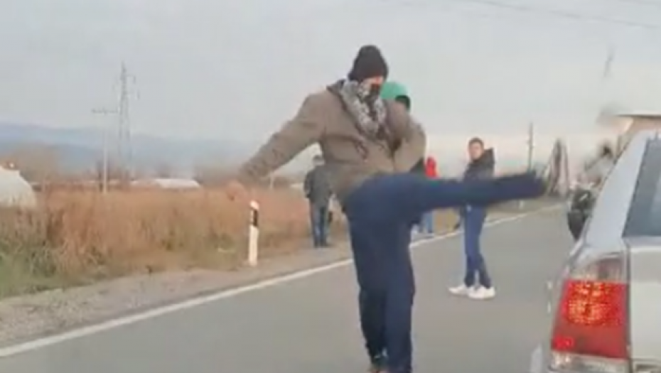 VANDALIZAM U LESKOVCU! Maskirani manijaci šutiraju retrovizore automobila u koloni (VIDEO)