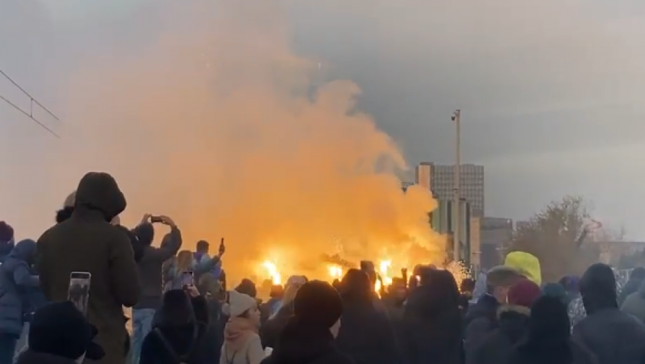 LUDILO NA PROTESTIMA NA VRHUNCU Huligani bacaju baklje, Gazela se ne vidi od dima (VIDEO)
