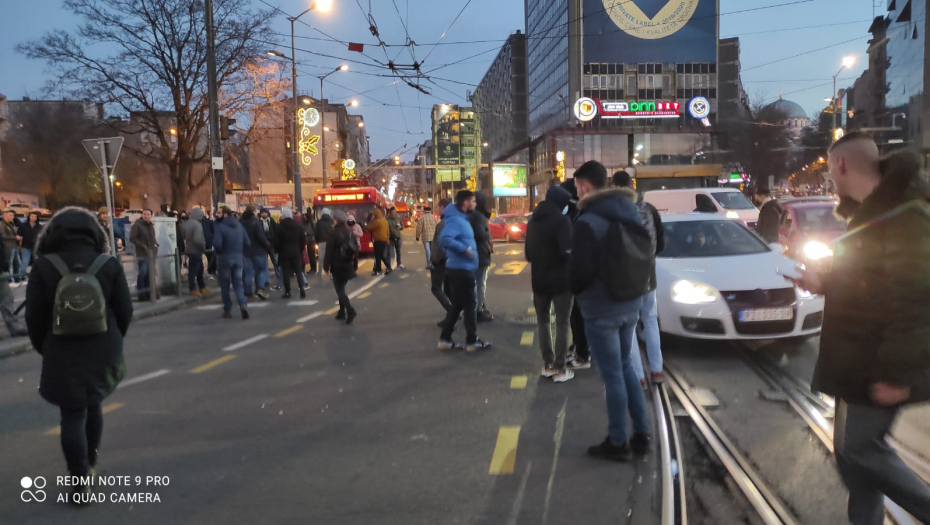 TEROR MANJINE Tri čoveka blokirala Takovsku ulicu, pogledajte scenu koja najbolje govori o protestima (VIDEO)