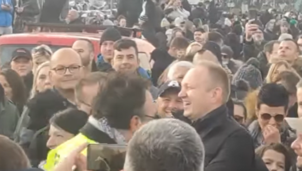 "LOPOVI! BANDO!" Đilas izviždan, smejao se ljudima i napravio razlaz na protestu, po ušima dobili i njegovi podrepaši Marko Vidojković i Nenad Kulačin! (VIDEO)