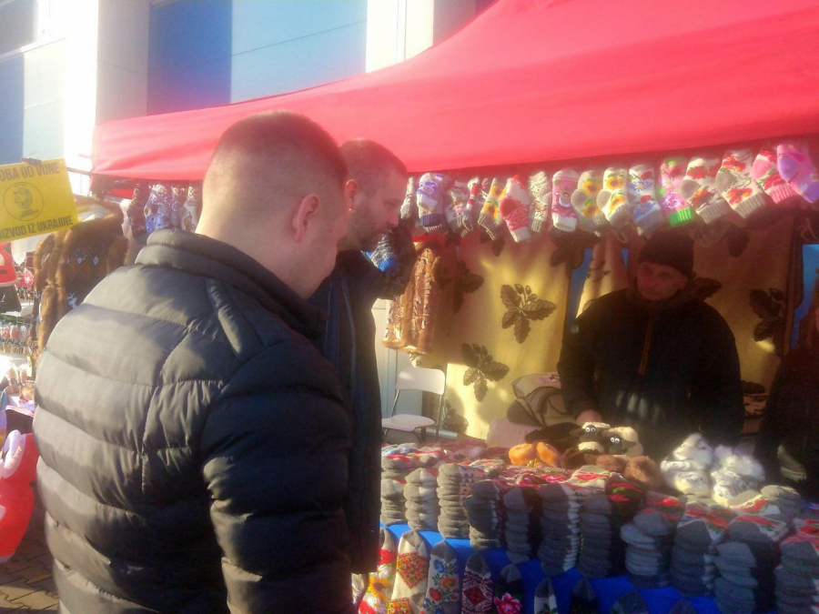 VAVEDENJSKI VAŠAR U KRAGUJEVCU Okupio se veliki broj posetilaca među šarenim tezgama