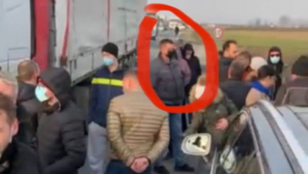 LICEMER BEZ PREMCA Radnik u Putevima Srbije blokirao državni put prvog reda M21 Šabac - Novi Sad (VIDEO)