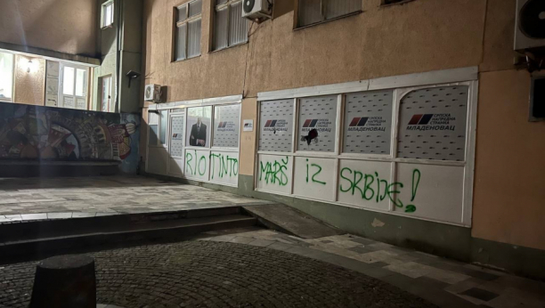 JEZIVO DELOVANJE KUKAVICA POSLE BEZUSPEŠNIH PROTESTA Divljaštvo i uništavanje prostorija SNS u Mladenovcu (FOTO)