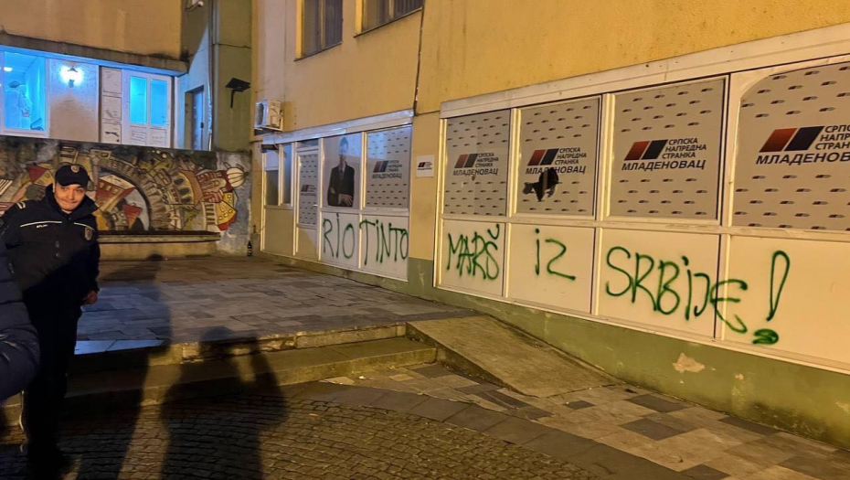 JEZIVO DELOVANJE KUKAVICA POSLE BEZUSPEŠNIH PROTESTA Divljaštvo i uništavanje prostorija SNS u Mladenovcu (FOTO)