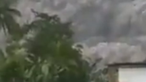 SCENE APOKALIPSE Ljudi vrište i beže: Erupcija vulkana na ostrvu Java (VIDEO)