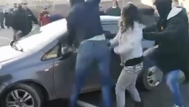 JEZIV SNIMAK NAPADA U BEOGRADU Đilasovci besno udarali po automobilu, vozač se jedva izvukao (VIDEO)