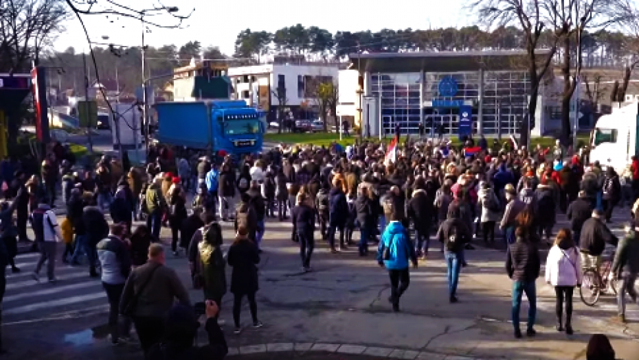 HAOS U KRALJEVU Tokom protesta blokiran put za tranzit kamiona: Napadnute dve Kraljevčanke (VIDEO)