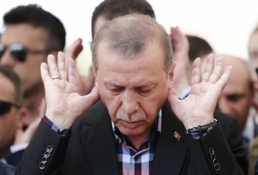 IZBEGAO SMRT ZA DLAKU?! Evo šta je nađeno ispod auta, koji čuva turskog predsednika (FOTO)