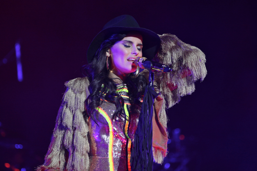 PEVAČICA DOŽIVELA NERVNI SLOM NA SCENI! Zaplakala zbog ćerke i pritiska, potpuno se slomila!