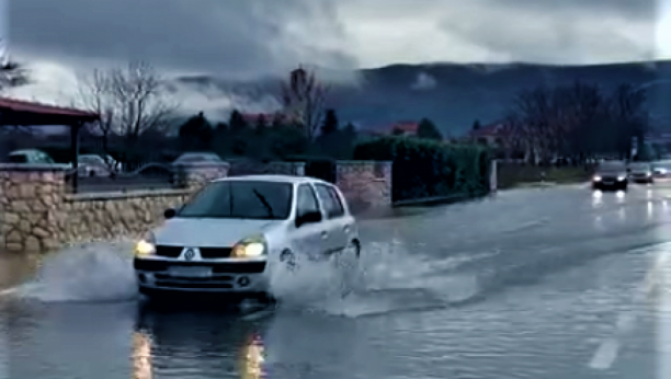 HAOS U SPLITU Poplavljeni objekti, kola voze kroz vodu: ŽESTOKO nevreme protutnjalo kod suseda (VIDEO)