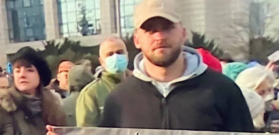 MLADIĆ KOG JE RULJA LINČOVALA U NOVOM SADU VRAĆA SE PO JOŠ Oprostio mu Đura što ga je tukao i ponovo dolazi na proteste