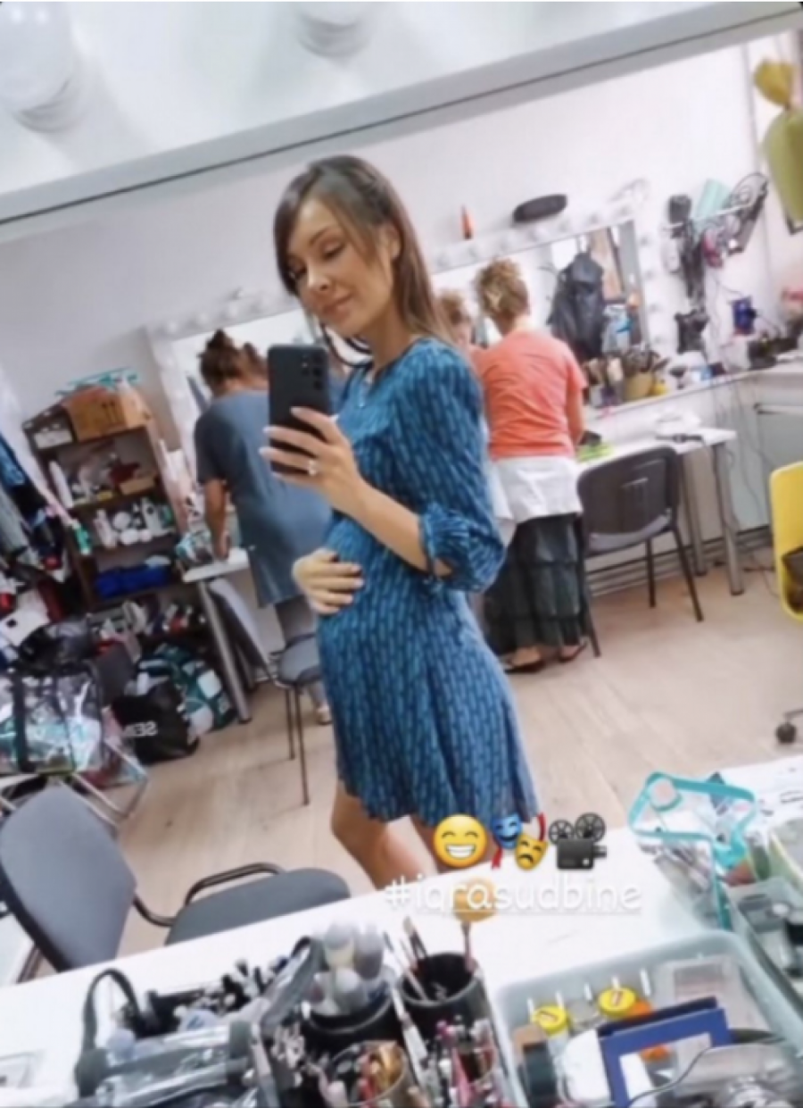 DRAGANA MIĆALOVIĆ TRUDNA? Lepa glumica pozirala i pokazala trudnički stomak, društvene mreže se usijale od komentara! (FOTO)