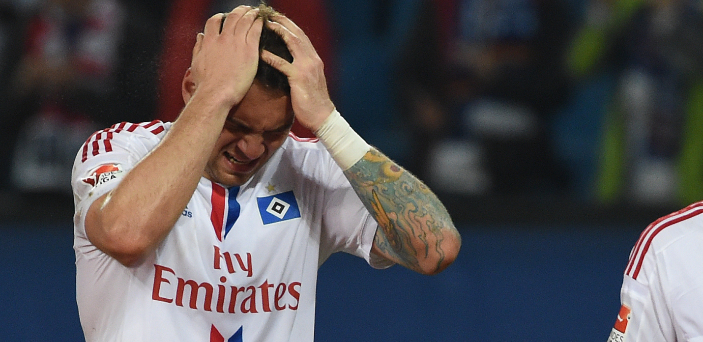 LUDNICA KAKVA SE VIDI JEDNOM U ŽIVOTU Navijači Hamburga uleteli u teren da slave povratak u Bundeligu, ali je ondao usledio neverovatan šok (VIDEO)