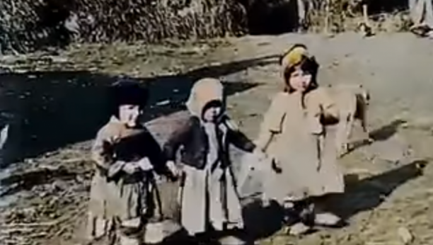 SNIMAK IZ 1920. GODINE RASPLAKAO JE SRBIJU Siromašni i odrpani, rade teške poslove na selu, ali su nasmejani (VIDEO)