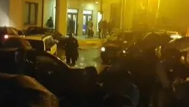 "U ĆOŠAK!" GORI MOJKOVAC: DPS konačno pao, narod slavi, svi na ulicama (VIDEO)