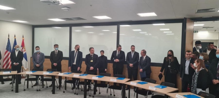 VUČIĆ U KRAGUJEVCU Država će za 50 odsto uvećati platu zaposlenima