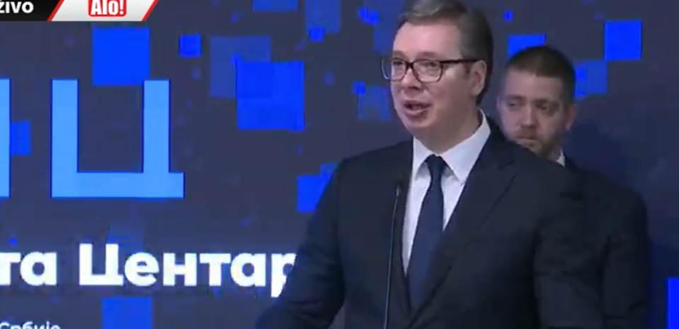 VUČIĆ U KRAGUJEVCU Država će za 50 odsto uvećati platu zaposlenima