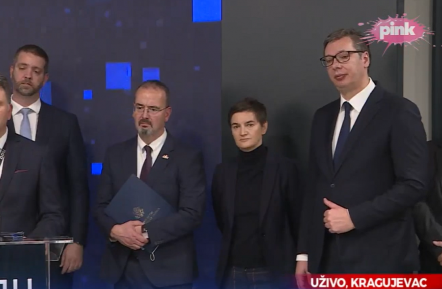 VUČIĆ U KRAGUJEVCU Država će za 50 odsto uvećati platu zaposlenima