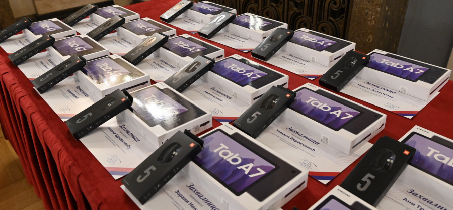 POVODOM MEĐUNARODNOG DANA VOLONTERA Vesić uručio zahvalnice sugrađanima