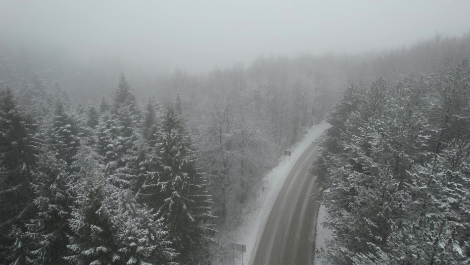 ZIMA STISLA SA SVIH STRANA Sneg veje na Divčibarama, formiran snežni pokrivač oko 30 centimetara (FOTO/VIDEO)