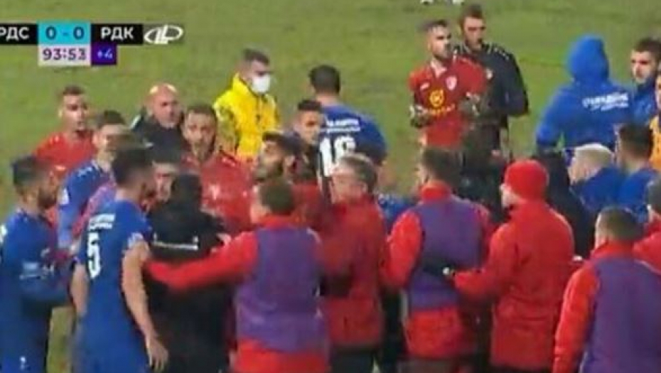 OPŠTI HAOS U SURDULICI!  Igrači Radnika i Radničkog  u klinču, jedva sprečen veći incident!