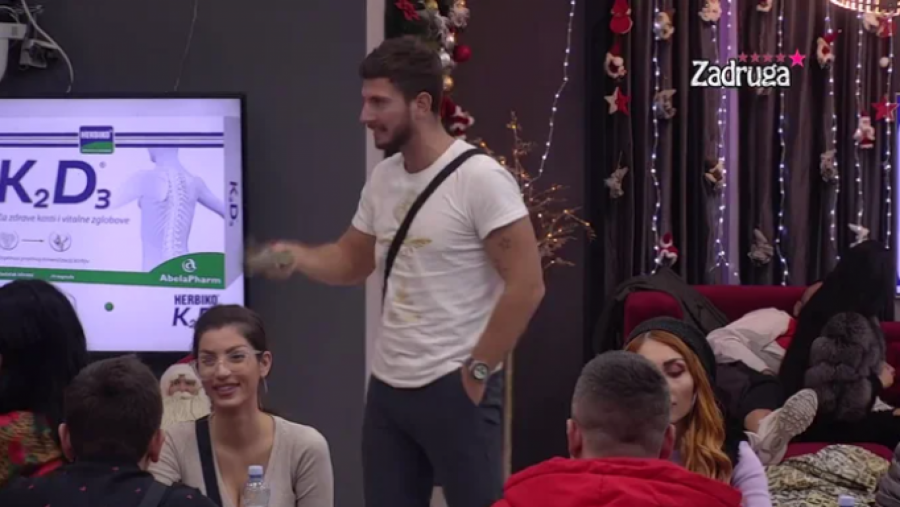 NOVI ŽESTOKI RAT TOKOM PODELE BUDŽETA Dalila skočila na sto, urlala na njega iz sveg glasa i napravila opštu pometnju!