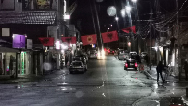 SVAKODNEVNICA SRBA NA KiM Zastave Albanije i UČK postavljene u Kosovskoj Mitrovici